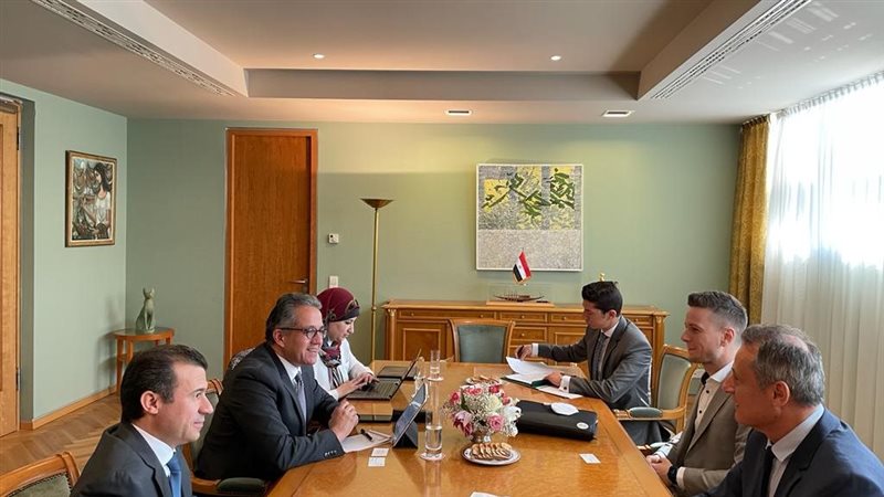اجتماع وزير السياحة