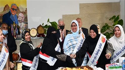 محافظ جنوب سيناء يكرم 10 أمهات مثاليات وتقديم مبالغ مالية