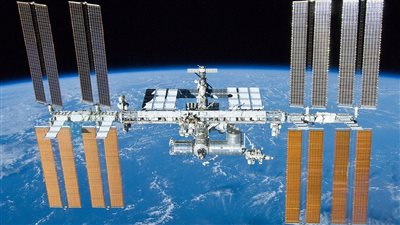 آثار الحرب الروسية الأوكرانية تصل عنان السماء.. أكبر محطة فضاء مهددة بالسقوط 