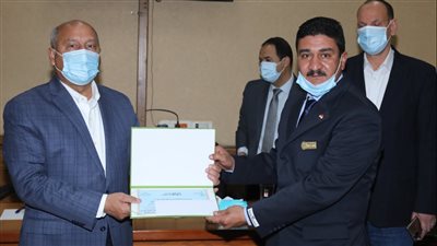 وزير النقل يكرم عمال السكك الحديدية ويتابع خطة تشغيل البوابات الإلكترونية 