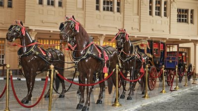 ورش فنية للأطفال بمتحف المركبات الملكية في الاحتفال بيوم اليتيم