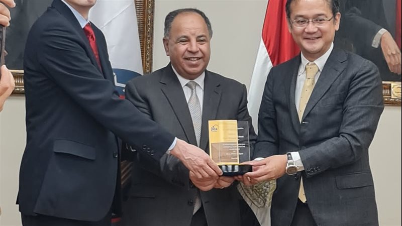 وزير المالية مع وفد