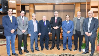 رئيس جامعة قناة السويس يستقبل أعضاء الاتحاد المصري لتنس الطاولة