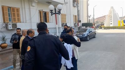 أدهشت الجميع..طالبة بجامعة بني سويف تحتضن سيد عبد الحفيظ| فيديو