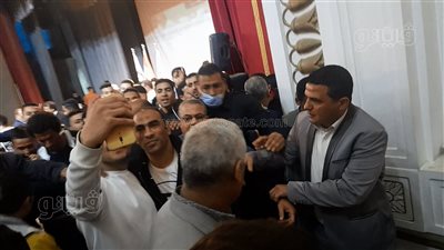  للتصوير مع سيد عبدالحفيظ.. طلاب يقتحمون مسرح جامعة بني سويف | فيديو 