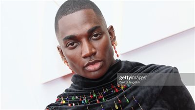 ريكي تومسون بإطلالة نسائية على السجادة الحمراء للأوسكار