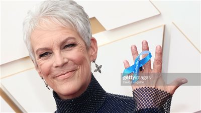 جايمي لي كيرتس تدعم اللاجئين الأوكرانيين على السجادة الحمراء للأوسكار