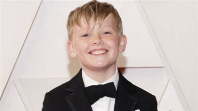 بابتسامة ساحرة وصول الطفل جود هيل إلى السجادة الحمراء للأوسكار