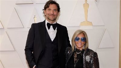 برادلي كوبر برفقة والدته على السجادة الحمراء للأوسكار 