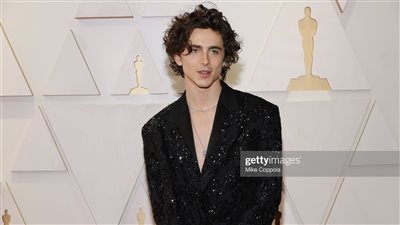 تيموثي شالاميت يلفت الأنظار ببدلة مطرزة بدون قميص