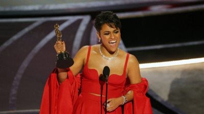 أريانا ديبوز تفوز بجائزة أفضل ممثلة مساعدة في حفل الأوسكار 2022