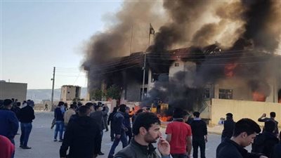 بسبب تغريدة على تويتر.. إحراق مقر 