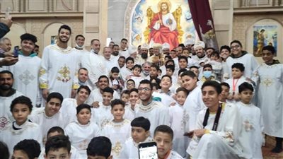الأنبا مرقس يرسم شمامسة جددًا ويمنح كاهن رتبة القمصية