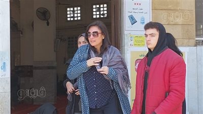 تشييع جثمان والد المذيعة منى العراقي من مسجد السلام|  فيديو