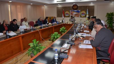 محافظ مطروح يتابع ملف طلبات تقنين الأراضي للمواطنين 