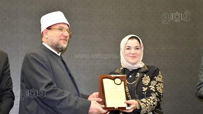 إهداء درع كلية العلوم بالأزهر لوزير الأوقاف تقديرًا لجهوده في خدمة الدعوة