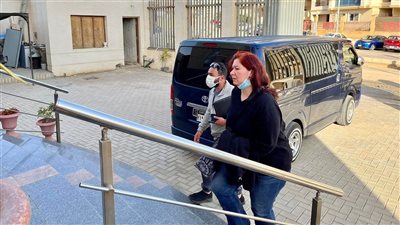 وصول جثمان عهدي صادق للكنيسة الإنجيلية بالقاهرة الجديدة | صور 