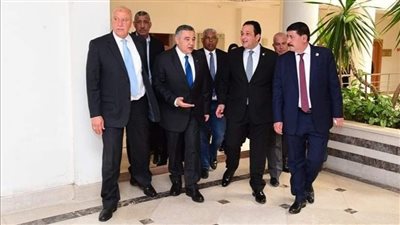  محافظ البحر الأحمر يستقبل وفد لجنة النقل والمواصلات بمجلس النواب 