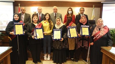 محافظ الجيزة: المرأة المصرية نجحت في تولي المناصب القيادية فاستحقت التكريم | صور