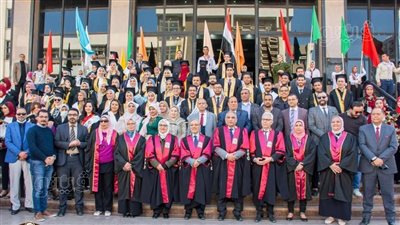 رئيس جامعة طنطا يشهد حفل تخريج دفعة جديدة من طلاب كلية الصيدلة