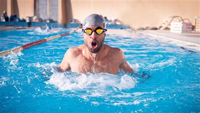 المغامر المصري عمر حجازي يستعد لتحطيم رقم قياسي لأطول مسيرة تحت الماء بنفس واحد