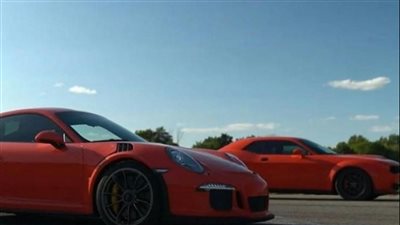 مقارنة بين سيارتي بورشه 911 GT3 RS ودودج تشالنجر هيلكات|فيديو