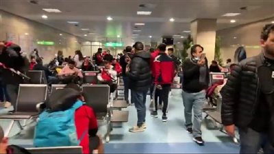 لحظة توافد مشجعي المنتخب لمطار القاهرة استعدادا للسفر إلى السنغال |فيديو وصور 