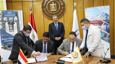 سعفان يشهد توقيع اتفاقية عمل جماعية تحقق مزايا أفضل للعاملين بـ