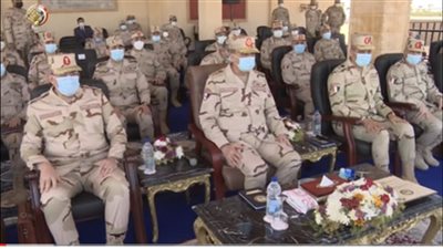 وزير الدفاع يتفقد الأنشطة التدريبية ويلتقي مقاتلي الجيش الثالث والمنطقة المركزية العسكرية
