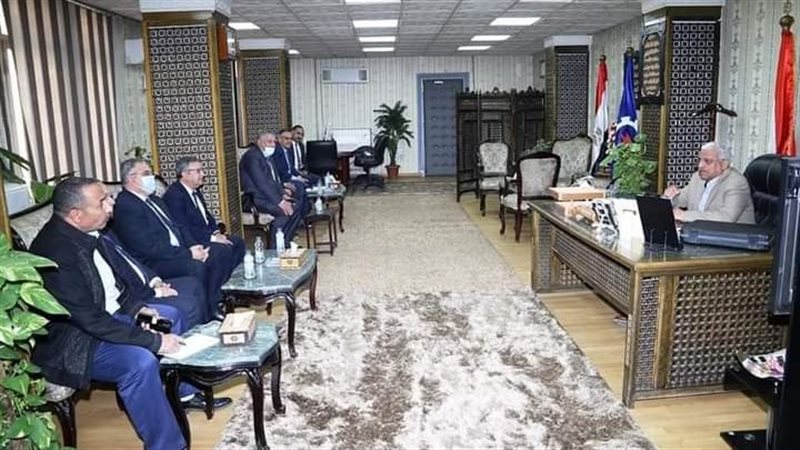 محافظ السويس خلال