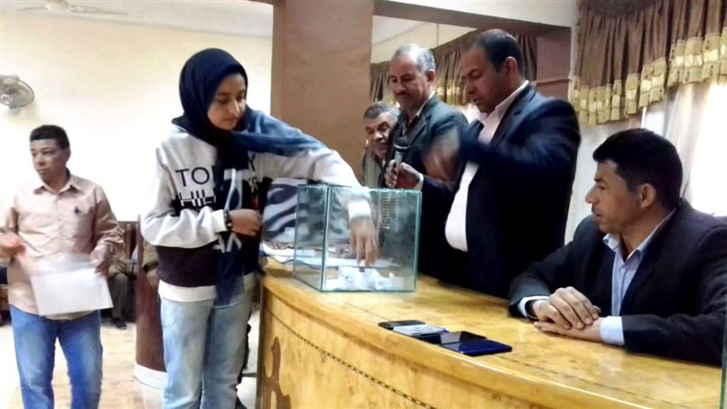 جانب من إجراء القرعة