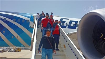 بالهتافات والطبول.. الجماهير المصرية تشجع المنتخب الوطني في السنغال| فيديو 