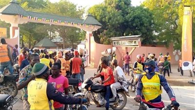 مشجعو السنغال يرشقون أتوبيسات الجماهير المصرية بـ