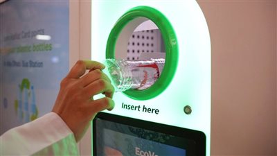 قوارير بلاستيكية فارغة مقابل أجور السفر عبر حافلات النقل العام في أبوظبي