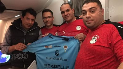 جماهير المحلة يلتقطون صورا تذكارية مع وزير الرياضة في طائرة السنغال