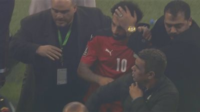 محمد صلاح يخرج وسط حراسة مشددة بعد نزول جماهير السنغال لأرض الملعب