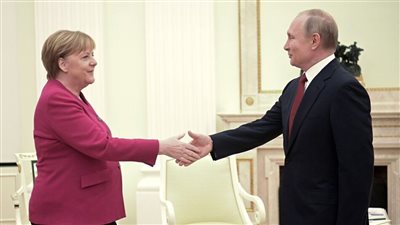 لوموند: تراخي ميركل شجع بوتين على غزو أوكرانيا