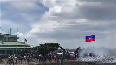 محتجون يهاجمون مطارا في هايتي ويحرقون طائرة | فيديو وصور