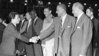 ما سر عدم منح عبد الناصر وسام الدولة لعبد الحليم حافظ.. وما دور أم كلثوم وصلاح نصر