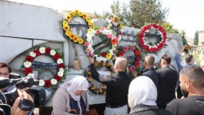 أكاليل من الزهور وزيارة أضرحة الشهداء.. كيف يحيي الفلسطينيون ذكرى يوم الأرض