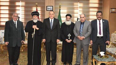 محافظ الشرقية يستقبل وفدا كنسيا برئاسة الأنبا تيموثاوس للتهنئة بقدوم شهر رمضان 