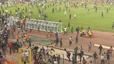 التفاصيل الكاملة في وفاة طبيب الكاف بعد اقتحام جماهير نيجيريا لملعب أبوجا