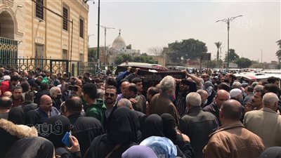 انهيار عفاف شعيب بعد وصول جثمان شقيقها لمسجد السيدة نفيسة | فيديو 