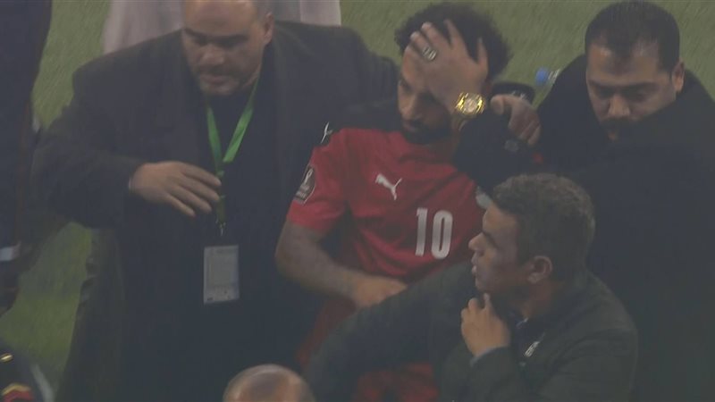 محمد صلاح وسط حراسة