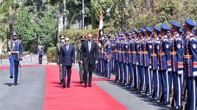 4 صور ترصد استقبال السيسي رئيس مجلس السيادة السوداني بقصر الاتحادية