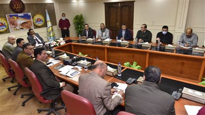 محافظ مطروح يبحث إجراءات توريد القمح لصومعة بسعة 45 ألف طن | صور 