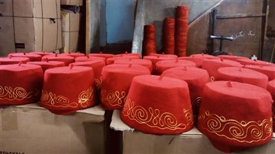 جولة داخل أقدم محل بيع وصناعة الطرابيش في صعيد مصر | فيديو