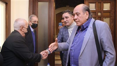 الأب بطرس دانيال ومنير مكرم يقدمان واجب العزاء في عهدي صادق| صور 