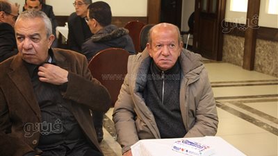 لطفي لبيب يقدم العزاء في الفنان عهدي صادق | فيديو