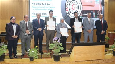 رئيس جامعة المنصورة يكرم العاملين بالمستشفيات | صور